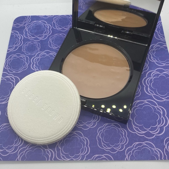 Bobbi Brown Sheer Finish Pressed Powder Basic Brown | New in box - Picture 3 of 3